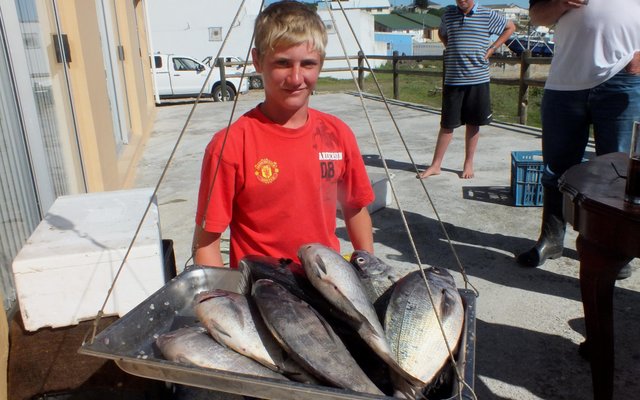 Junior klublid JP Uys met sy mooi vangstes vir die dag, in totaal 6.5kg